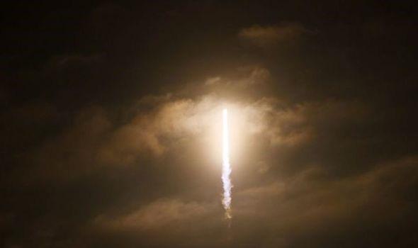 SpaceX phóng thành công tên lửa tái chế đưa các phi hành gia lên Trạm Vũ trụ - Ảnh 1.