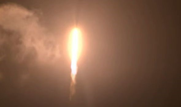 SpaceX phóng thành công tên lửa tái chế đưa các phi hành gia lên Trạm Vũ trụ - Ảnh 2.