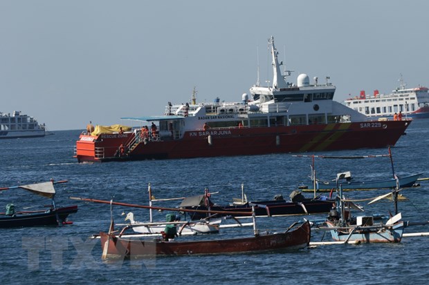 2 tên lửa phóng thẳng vào tàu chở dầu ngoài khơi Syria, cháy nổ mù mịt - QĐ Nga tuyên bố khóa chết một phần Biển Đen - Ảnh 1.