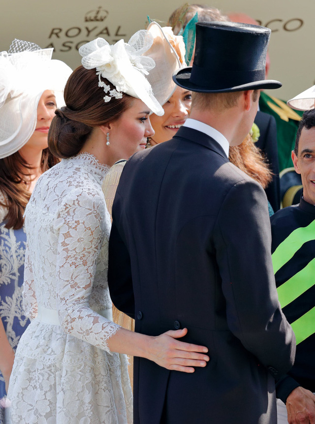 Kỷ niệm 10 năm ngày cưới của vợ chồng William - Kate, nhìn lại loạt khoảnh khắc tình bể bình chứng minh họ là một nửa hoàn hảo dành cho nhau - Ảnh 3.