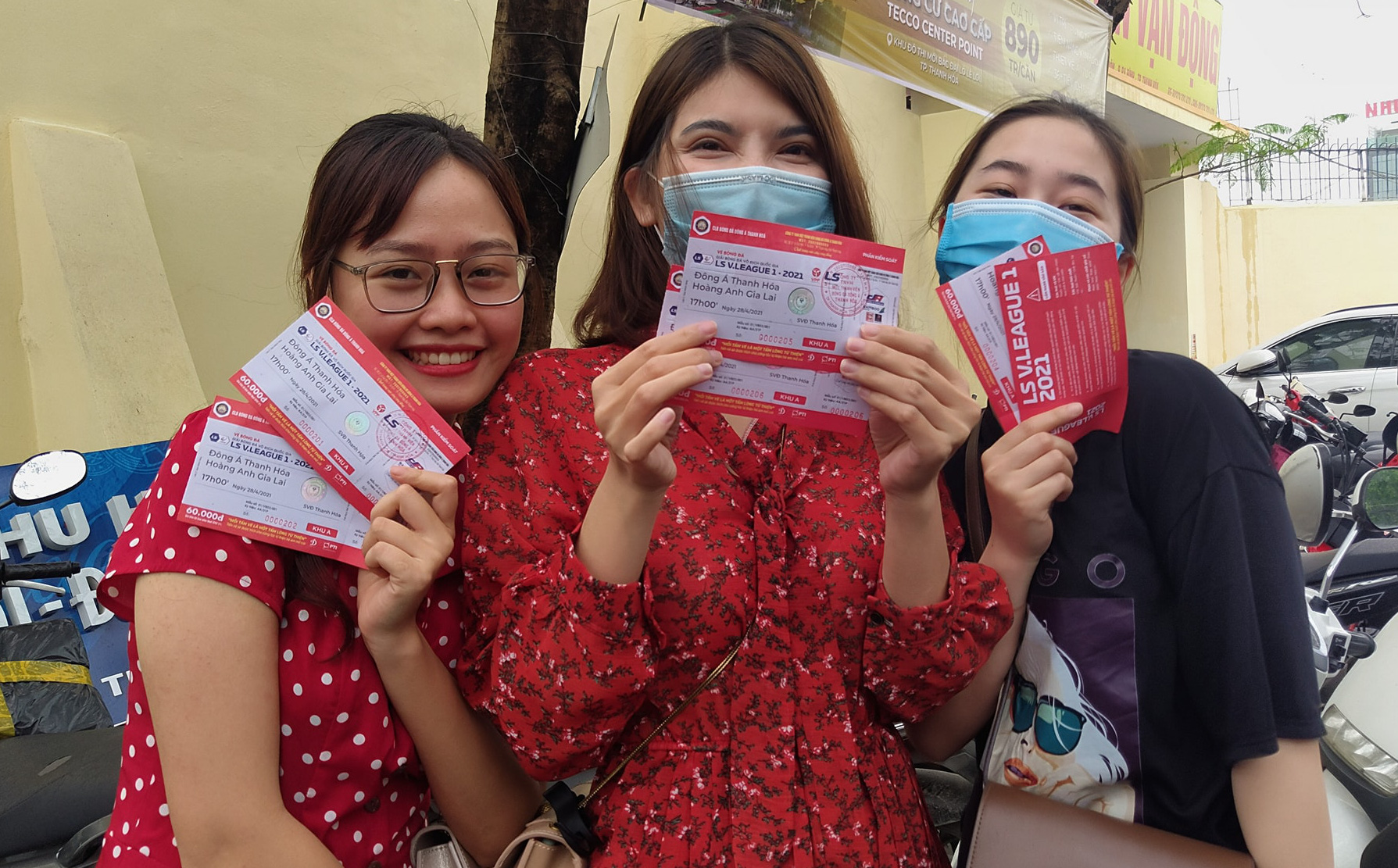 CĐV Thanh Hóa đội mưa, xếp hàng dài chờ mua vé xem trận gặp HAGL