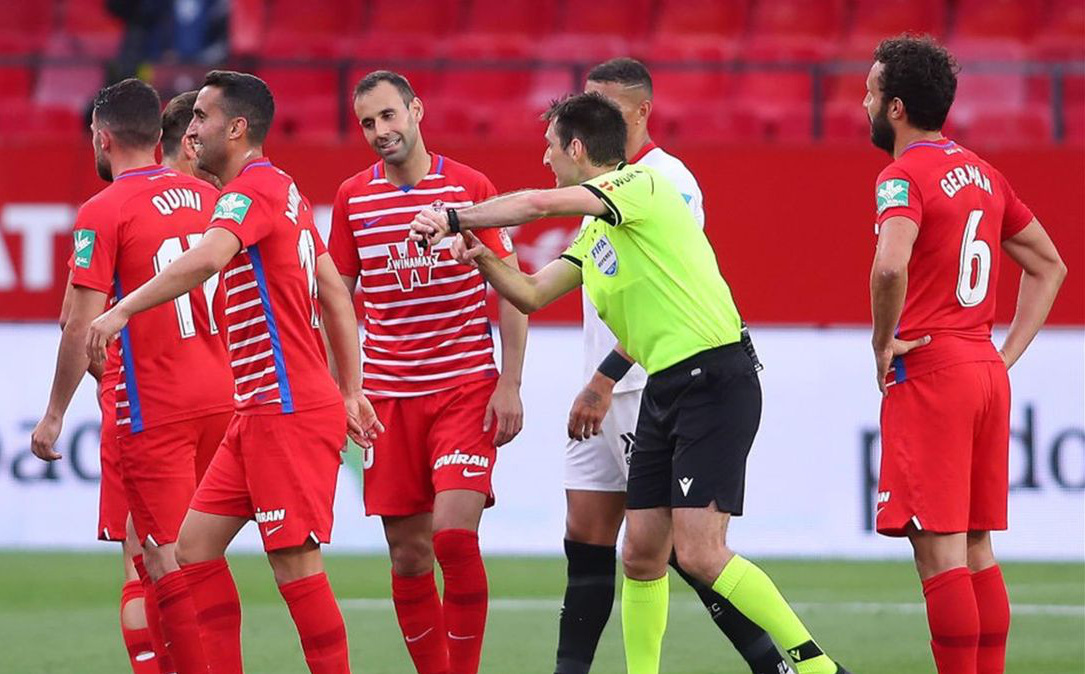 Xuất hiện "bản nâng cấp" của pha "bẻ còi" kỳ khôi từng gây xôn xao làng bóng đá Việt Nam