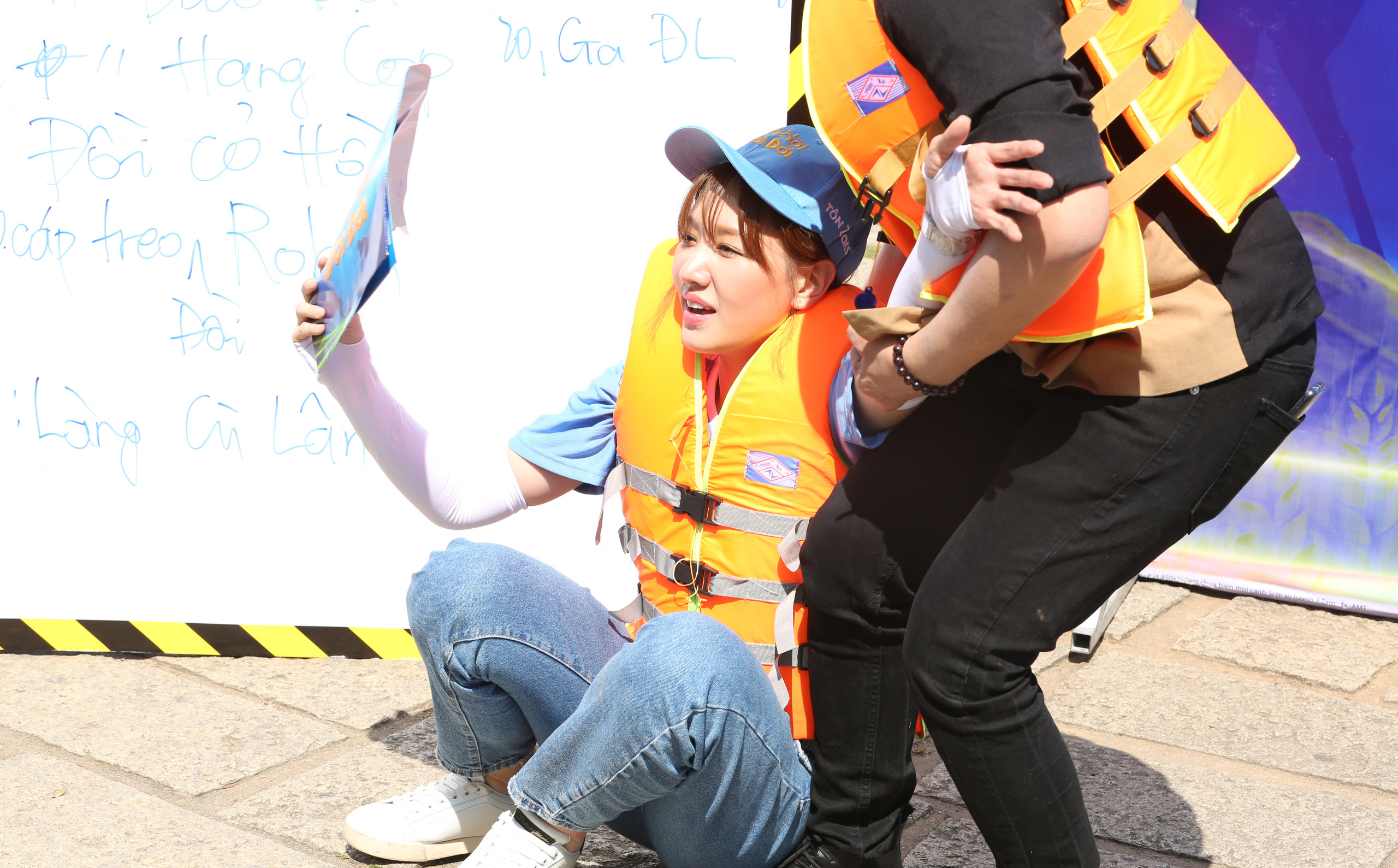 Hari Won kiệt sức tới suýt ngất, gục ngã dưới chân Đại Nghĩa