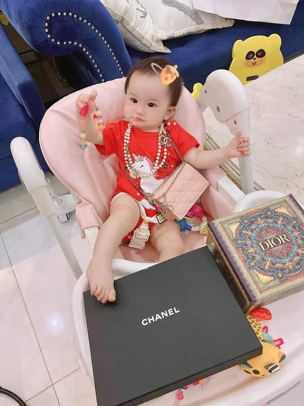 3 rich kid nhà đại gia có biệt thự gần 200 tỷ: Xinh như thiên thần, lấy đồ hiệu làm... đồ chơi từ nhỏ! - Ảnh 7.