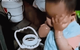 Video: Cưng muốn xỉu trước pha "làm đẹp" với can dầu ăn của bé gái đáng yêu