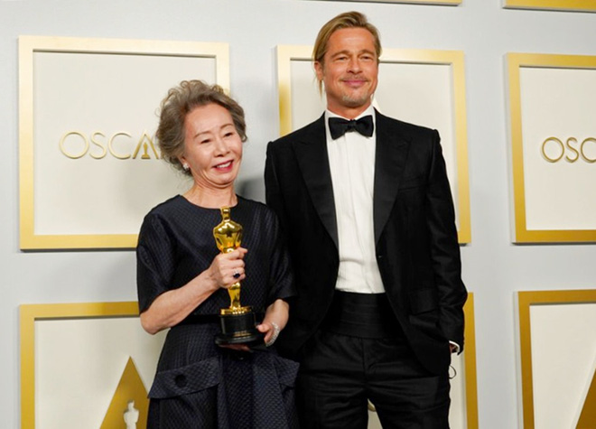 Sao Hàn 74 tuổi lập kỳ tích ở Oscar gây bão với biểu cảm xéo xắt khi trả lời lại câu hỏi về Brad Pitt: Tôi có phải là chó đâu - Ảnh 1.