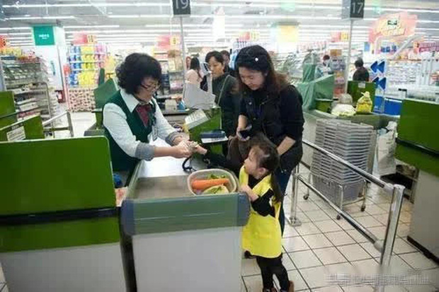 Đứa bé 6 tuổi hỏi sao ở quầy thu ngân toàn bao cao su khi đi siêu thị chơi, người mẹ đỏ hết mặt nhưng nghe câu trả lời mới thấy sốc - Ảnh 2.