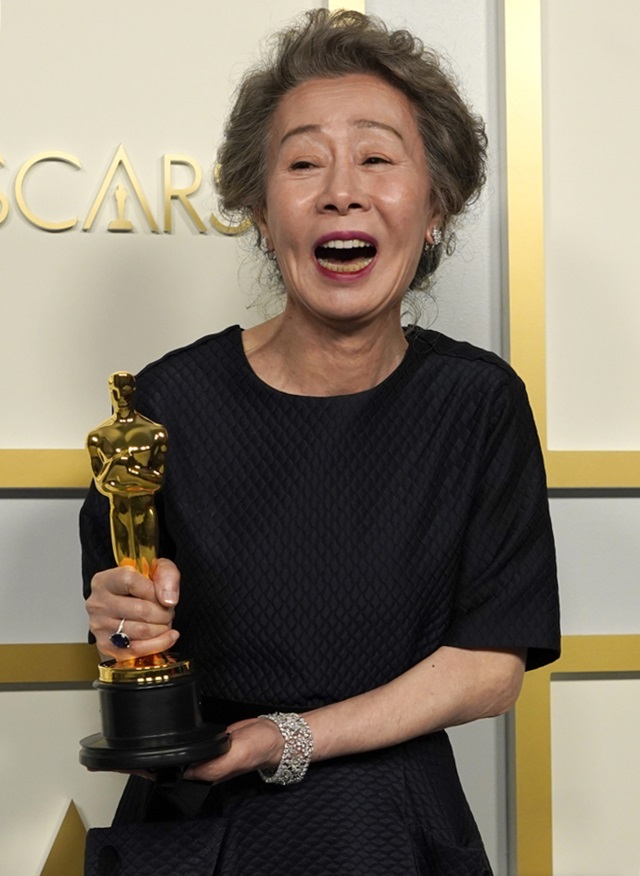 Sao Hàn 74 tuổi lập kỳ tích ở Oscar gây bão với biểu cảm xéo xắt khi trả lời lại câu hỏi về Brad Pitt: Tôi có phải là chó đâu - Ảnh 3.