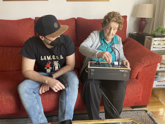 Bà nội 96 tuổi không dùng được điện thoại, anh thanh niên tự làm cả một cỗ máy in tin nhắn ra giấy cho dễ đọc - Ảnh 4.