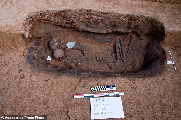 Bật nắp 110 mộ cổ 5.000 năm: Chuyên gia khảo cổ không tài nào giải thích được những thứ bên trong - Ảnh 2.