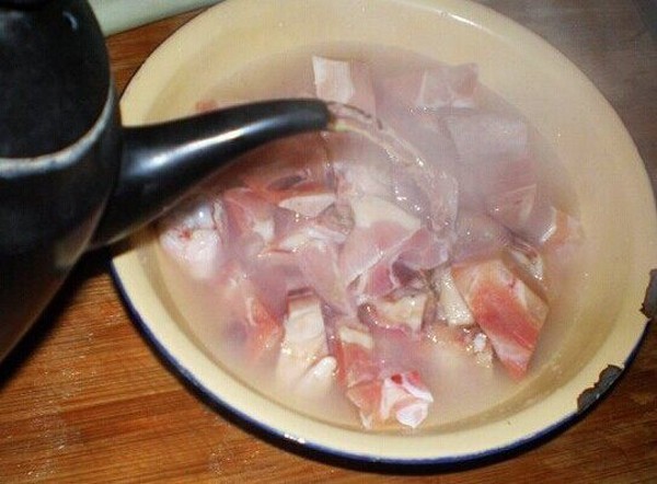 Đừng chần hay rửa nước nóng, đây mới là cách làm giúp thịt lợn ra hết chất độc hại - Ảnh 2.