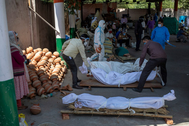 Những hình ảnh nhói lòng nhất tại Ấn Độ: Tất cả đều đã kiệt quệ khi dịch bệnh giết người hung hãn hơn cả súng đạn - Ảnh 14.