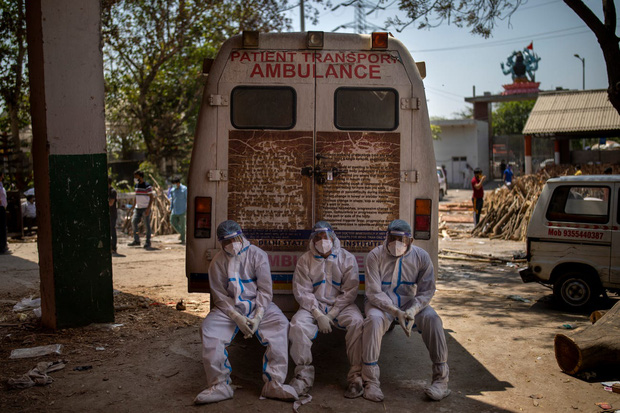 Những hình ảnh nhói lòng nhất tại Ấn Độ: Tất cả đều đã kiệt quệ khi dịch bệnh giết người hung hãn hơn cả súng đạn - Ảnh 6.