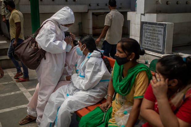 Những hình ảnh nhói lòng nhất tại Ấn Độ: Tất cả đều đã kiệt quệ khi dịch bệnh giết người hung hãn hơn cả súng đạn - Ảnh 7.