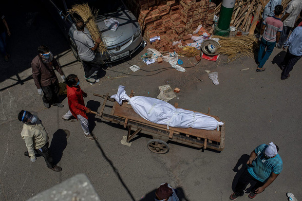 Những hình ảnh nhói lòng nhất tại Ấn Độ: Tất cả đều đã kiệt quệ khi dịch bệnh giết người hung hãn hơn cả súng đạn - Ảnh 8.