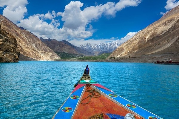 Sự thật đằng sau hồ nước xanh ngắt đẹp như tranh vẽ ở Pakistan - Ảnh 1.