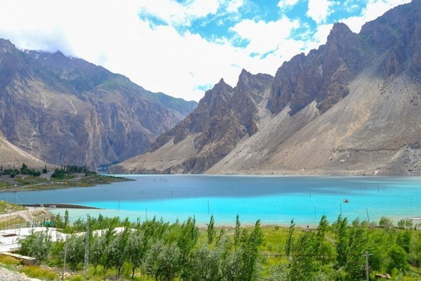 Sự thật đằng sau hồ nước xanh ngắt đẹp như tranh vẽ ở Pakistan - Ảnh 3.
