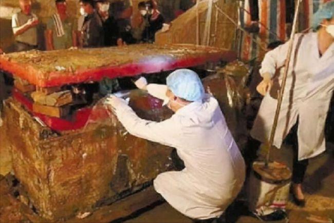 Chiếc quan tài màu đỏ được tìm thấy ở Nội Mông: Hé lộ thân phận đặc biệt của thi thể được quấn 11 lớp quần áo - Ảnh 3.