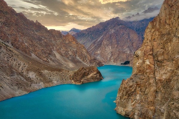 Sự thật đằng sau hồ nước xanh ngắt đẹp như tranh vẽ ở Pakistan - Ảnh 4.