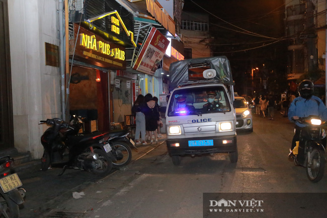 Hình ảnh công an yêu cầu hàng loạt quán bar, hàng quán ăn đêm ở Hà Nội đóng cửa lúc 0h ngày 30/4 - Ảnh 9.