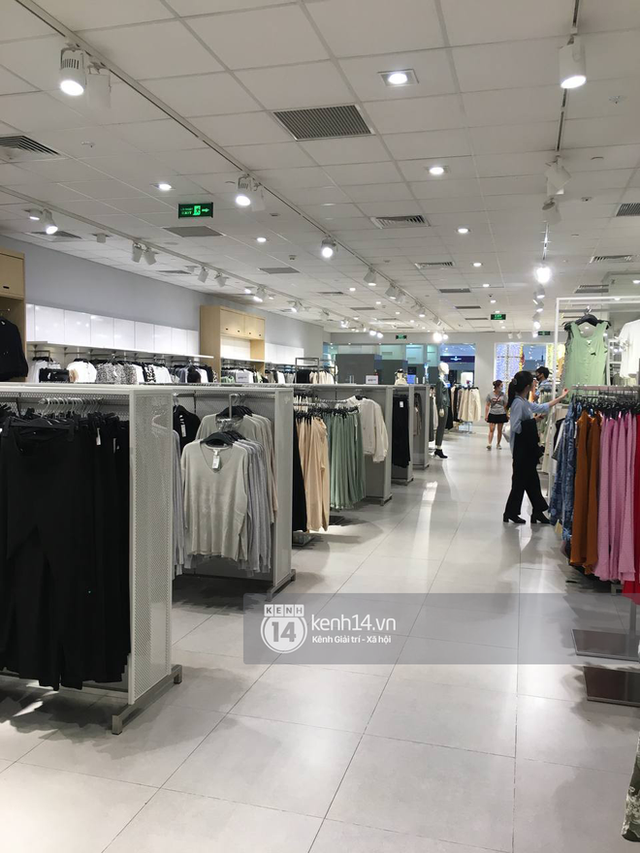 Loạt store H&M Việt Nam lúc này: Ở Hà Nội khá vắng vẻ, bị viết cả lời phản đối lên poster; TP.HCM vẫn đông đúc - Ảnh 2.