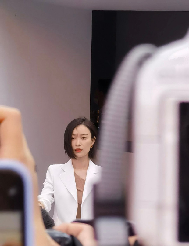 Ảnh không PTS của 2 mỹ nhân yêu Phùng Thiệu Phong say đắm: Nghê Ni khẳng định đẳng cấp, Triệu Lệ Dĩnh thua thiệt thấy rõ - Ảnh 2. Ảnh không PTS của 2 mỹ nhân yêu Phùng Thiệu Phong say đắm: Nghê Ni khẳng định đẳng cấp, Triệu Lệ Dĩnh thua thiệt thấy rõ - Ảnh 2.