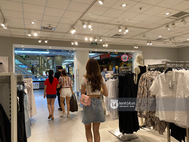 Loạt store H&M Việt Nam lúc này: Ở Hà Nội khá vắng vẻ, bị viết cả lời phản đối lên poster; TP.HCM vẫn đông đúc - Ảnh 14.