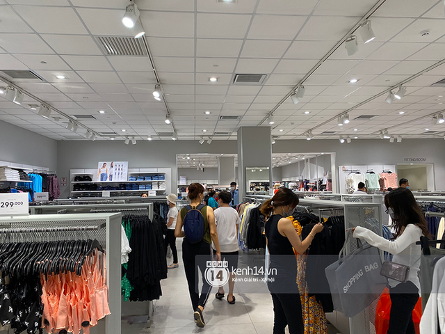 Loạt store H&M Việt Nam lúc này: Ở Hà Nội khá vắng vẻ, bị viết cả lời phản đối lên poster; TP.HCM vẫn đông đúc - Ảnh 16.