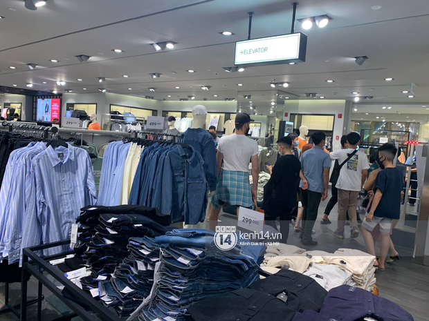 Loạt store H&M Việt Nam lúc này: Ở Hà Nội khá vắng vẻ, bị viết cả lời phản đối lên poster; TP.HCM vẫn đông đúc - Ảnh 7.