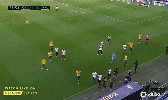 Cầu thủ Valencia đồng loạt rời sân giữa trận vì phân biệt chủng tộc - Ảnh 1.