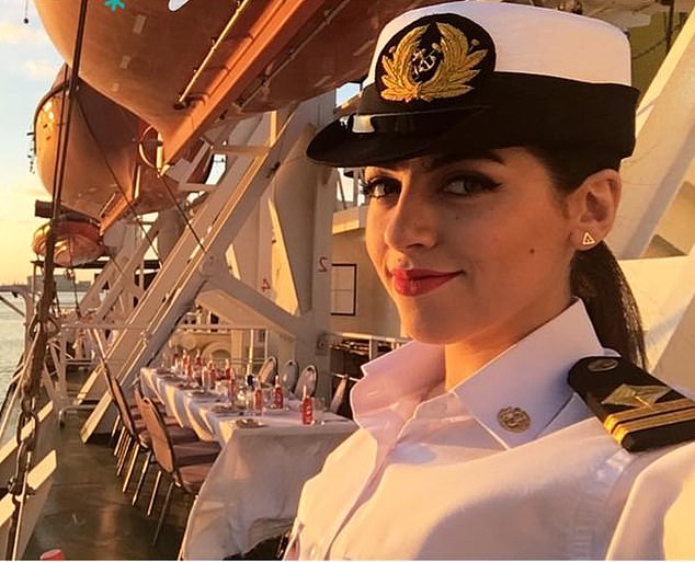 Nữ thuyền trưởng Ai Cập xinh đẹp bị đồn ác ý liên quan đến tàu hàng mắc cạn ở Suez - Ảnh 1.