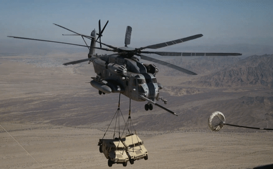 Trực thăng CH-53E có thể vừa nâng 2 xe chiến thuật vừa tiếp nhiên liệu trên không
