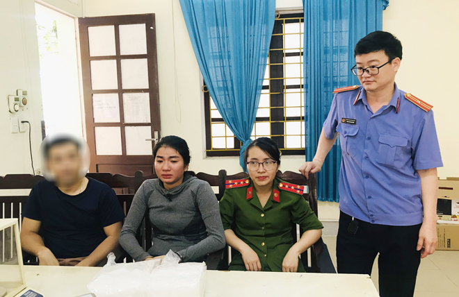 Cái vòng này làm mẹ đau à? - Câu hỏi của cậu bé 2 tuổi tại đồn công an và giọt nước mắt của cô gái trẻ mang hàng cấm - Ảnh 1. Cái vòng này làm mẹ đau à? - Câu hỏi của cậu bé 2 tuổi tại đồn công an và giọt nước mắt của cô gái trẻ mang hàng cấm - Ảnh 1.