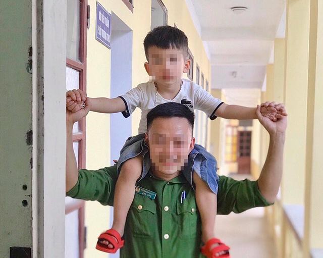 Cái vòng này làm mẹ đau à? - Câu hỏi của cậu bé 2 tuổi tại đồn công an và giọt nước mắt của cô gái trẻ mang hàng cấm - Ảnh 3. Cái vòng này làm mẹ đau à? - Câu hỏi của cậu bé 2 tuổi tại đồn công an và giọt nước mắt của cô gái trẻ mang hàng cấm - Ảnh 3.