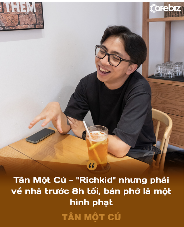 Tân Một Cú - thiếu gia nhà Phở 10 Lý Quốc Sư: Làm YouTube nghèo hơn bán phở! - Ảnh 2.