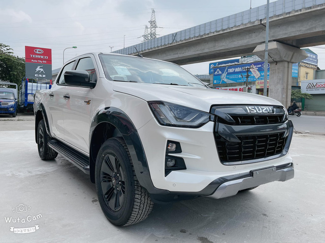 Isuzu D-Max chính thức cập bến đại lý, giá hơn 800 triệu đồng nhưng vẫn thua công nghệ Ford Ranger - Ảnh 1.