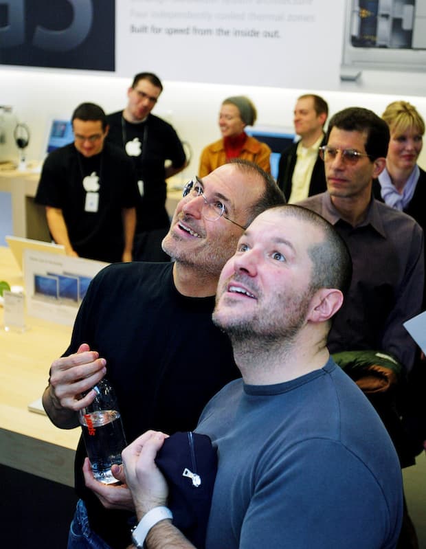 Cựu nhân viên Apple hé lộ sở thích kỳ lạ của Steve Jobs: Tắt iPhone và trốn đi chơi đồ hàng cùng Jony Ive - Ảnh 2.