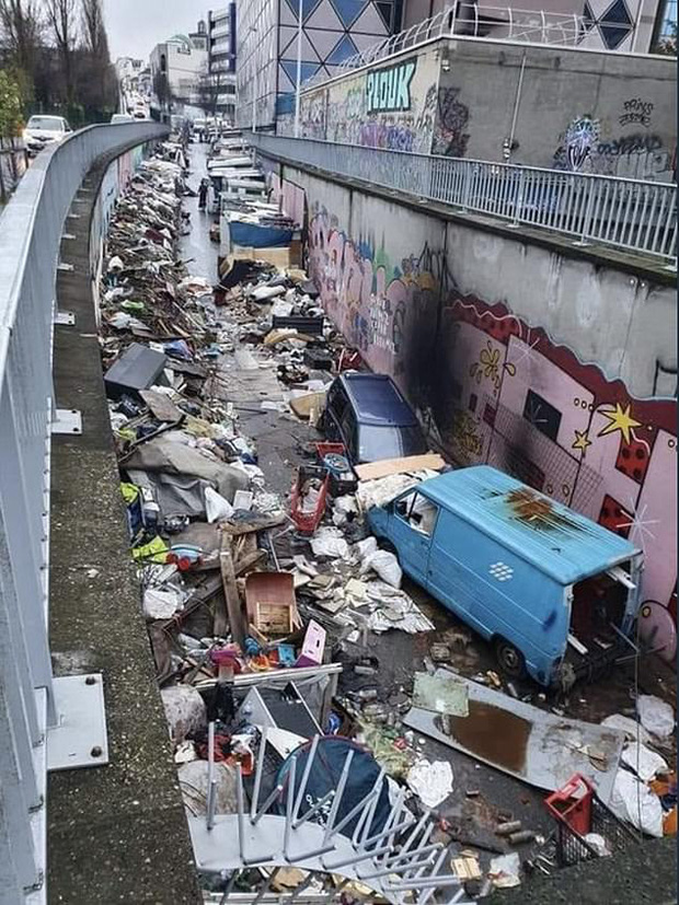 Những hình ảnh gây sốc cho thấy thành phố Paris hoa lệ ngập trong rác khiến cộng đồng mạng thất vọng tràn trề, chuyện gì đang xảy ra? - Ảnh 1.