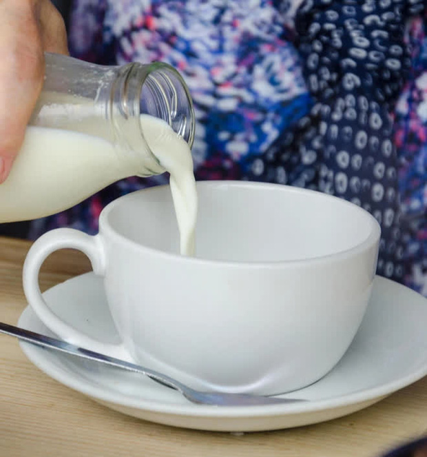 Trà đổ vào sữa hay sữa đổ vào trà? Cứ tưởng “cũng như nhau” nhưng hóa ra cách pha trà sữa thế này mới là chuẩn chỉnh - Ảnh 2.