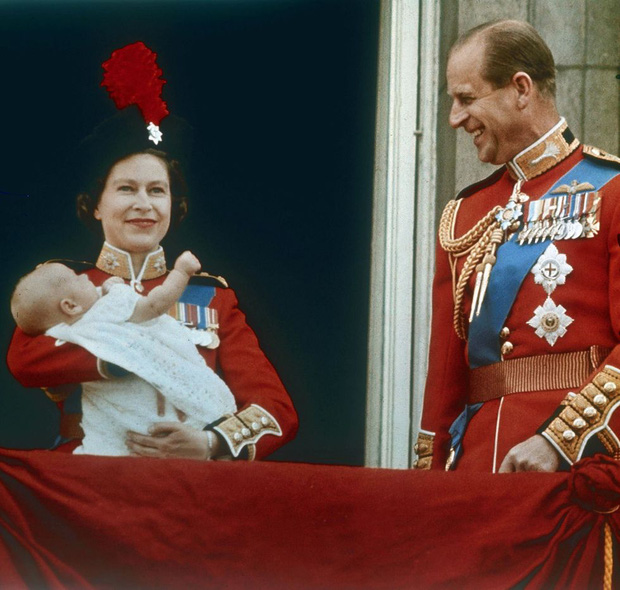 Nhìn lại những khoảnh khắc đẹp nhất của Hoàng thân Philip và Nữ hoàng Anh: Chuyện tình đôi đũa lệch cùng cuộc hôn nhân bền vững hơn 70 năm - Ảnh 14.
