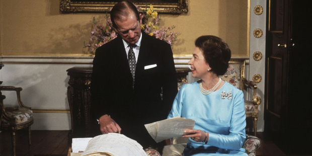 Nhìn lại những khoảnh khắc đẹp nhất của Hoàng thân Philip và Nữ hoàng Anh: Chuyện tình đôi đũa lệch cùng cuộc hôn nhân bền vững hơn 70 năm - Ảnh 17.