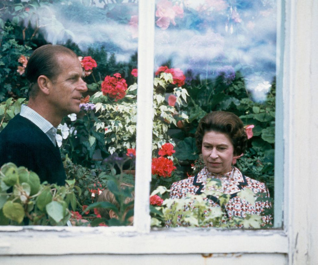 Nhìn lại những khoảnh khắc đẹp nhất của Hoàng thân Philip và Nữ hoàng Anh: Chuyện tình đôi đũa lệch cùng cuộc hôn nhân bền vững hơn 70 năm - Ảnh 19.