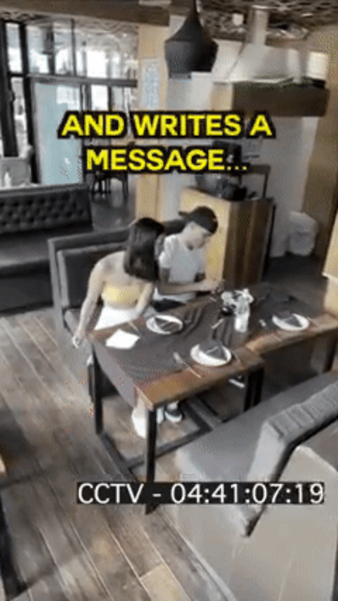 Vào nhà hàng cùng bạn trai, cô gái đột nhiên lén lút nhét tờ giấy nhắn cho nhân viên, những gì diễn ra sau đó khiến dân mạng tranh cãi lớn - Ảnh 3.