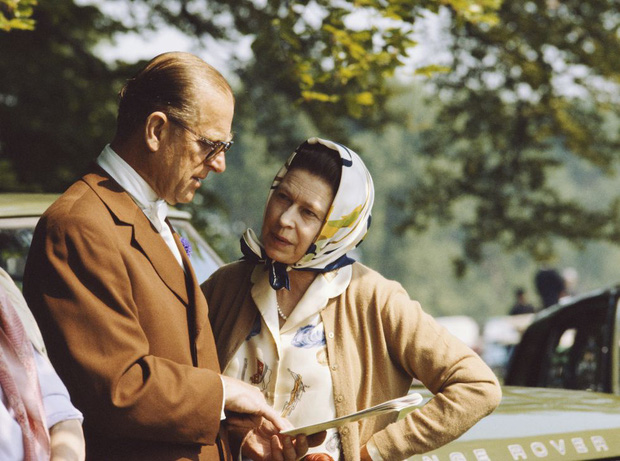 Nhìn lại những khoảnh khắc đẹp nhất của Hoàng thân Philip và Nữ hoàng Anh: Chuyện tình đôi đũa lệch cùng cuộc hôn nhân bền vững hơn 70 năm - Ảnh 22.