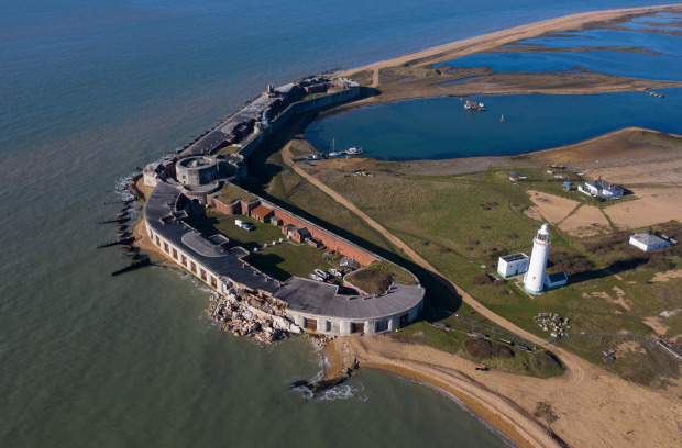 Hiện tượng lạ về lâu đài lơ lửng trên mặt biển ở Anh - Ảnh 1.