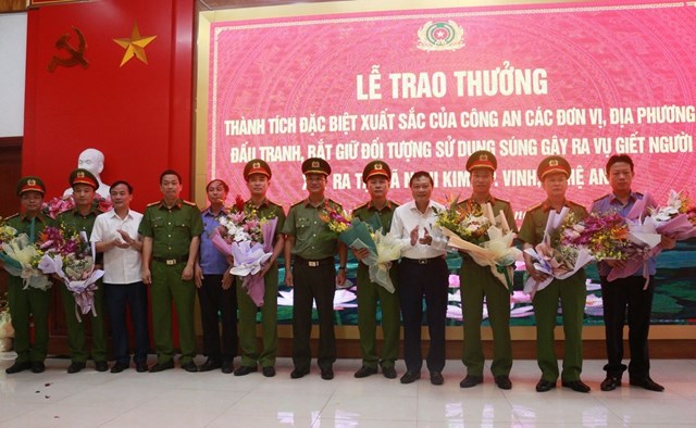 Tỉnh Nghệ An trao thưởng cho các đơn vị phá vụ án khiến 2 người tử vong - Ảnh 1.