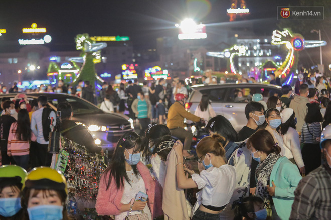 Cận cảnh chợ đêm Đà Lạt quá tải tối 30/4: Người đi bộ tràn xuống đường, xe máy ô tô nhích từng chút một - Ảnh 14.