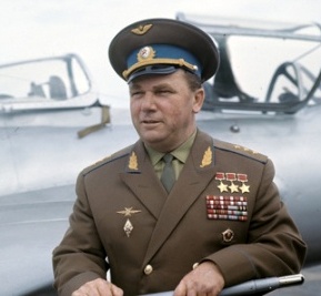 Phi công Liên Xô vĩ đại nhất, bất đắc dĩ bắn rơi tiêm kích tốt nhất của Mỹ - Ảnh 3.