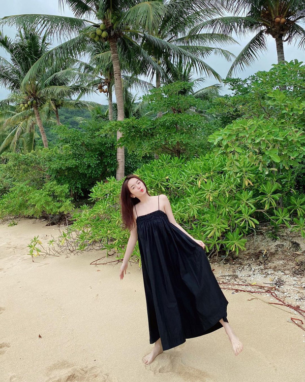 Có 1 mẫu váy đi biển siêu xinh mà từ Hà Hồ tới Kaity Nguyễn đều ưng nổ đĩa, quá hợp để diện đi du lịch luôn! - Ảnh 4.