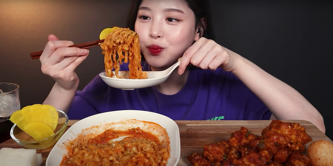 Bị đào lại chuyện nhè đồ ăn gây tranh cãi, YouTuber mukbang tuyên bố thẳng thừng: Mình chưa nhai rồi nhổ lần nào cả! - Ảnh 2.